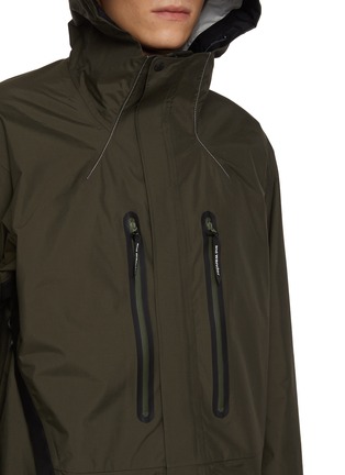 - AND WANDER - 2.5L Hiker Rain Jacket