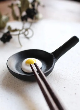  - DIGRAFT - Pan With Fried Egg Chopsticks Rest