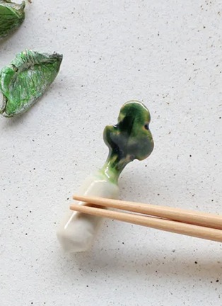  - DIGRAFT - White Radish Chopsticks Rest