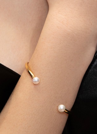 Detail View - Click To Enlarge - BIJOU DE M - 2 Pearl 18K Gold Plated Sterling Silver Freshwater Pearl Bangle — Size L