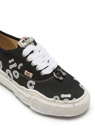 Detail View - Click To Enlarge - BONBOM - x MMY Piercing Sticker Baker Men's Sneakers