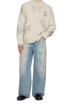 Detail View - Click To Enlarge - GOODBAI - Star Appliqué Distressed Light Wash Jeans