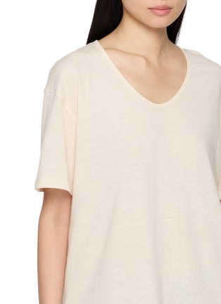  - R2W PRIVATE LABEL - Mano Scoop Neckline T-Shirt