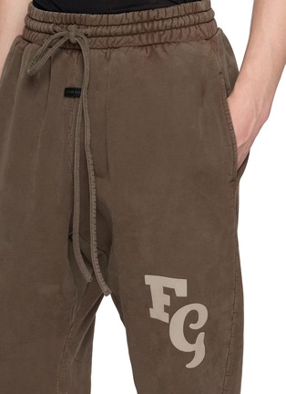  - FEAR OF GOD - FG Logo Print Cotton Fleece Sweatpants