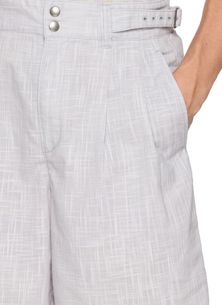  - J∞QUALITY - Buckled Side Strap Pleated Shorts