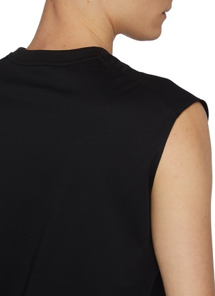  - J∞QUALITY - Sleeveless Crewneck T-Shirt
