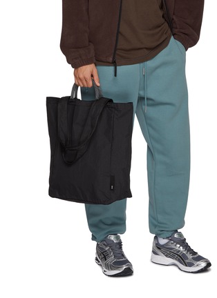 Figure View - Click To Enlarge - ON - Tote Pack 25L