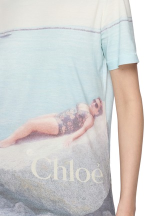  - CHLOÉ - Seaside Picture Print Logo Cotton Jersey T-Shirt