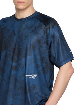  - AND WANDER - X Altra Abstract Graphic Stretch Jersey T-Shirt