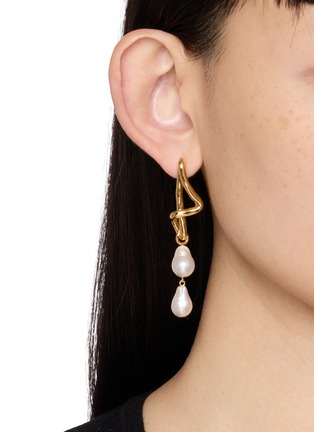 Front View - Click To Enlarge - MISSOMA - Molten Baroque Pearl Mismatch Drop Earrings