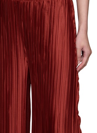  - DAPHNE VALENTE - Sparta Pleated Cropped Pants