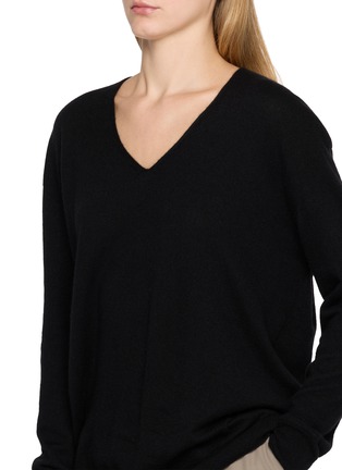  - THE ROW - Onofre V-neck Cashmere Knit Top