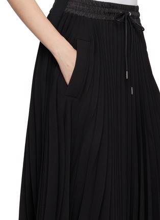  - SACAI - Matelassé Twill Pleated Drawstring Skirt