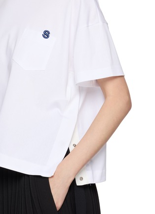  - SACAI - Embroidered Pocket Snap Button Side Slit T-Shirt
