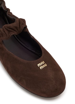 Detail View - Click To Enlarge - MIU MIU - Ruches suede ballerinas