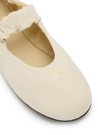 Detail View - Click To Enlarge - MIU MIU - Ruches suede ballerinas