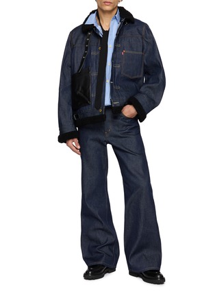 Figure View - Click To Enlarge - SACAI - X Levi’s Shearling Accent Pleated Dark Wash Denim Jacket