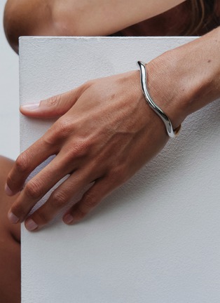 Detail View - Click To Enlarge - CHARLOTTE CHESNAIS - Wave Sterling Silver Bracelet — Size S