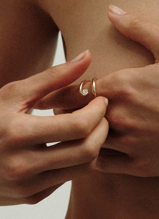 Detail View - Click To Enlarge - CHARLOTTE CHESNAIS - Serti Sculpté 18K Gold Diamond Ring — EU 51