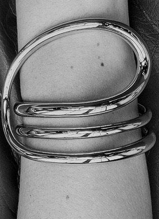 Detail View - Click To Enlarge - CHARLOTTE CHESNAIS - Round Trip Sterling Silver Bracelet — Size M