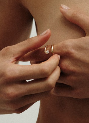 Detail View - Click To Enlarge - CHARLOTTE CHESNAIS - Serti Sculpté 18K Gold Diamond Ring — EU 53