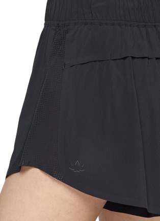  - BEYOND YOGA - Solemate™ 2.5" Performance Shorts