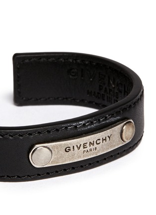 Detail View - Click To Enlarge - GIVENCHY - Logo plate leather cuff