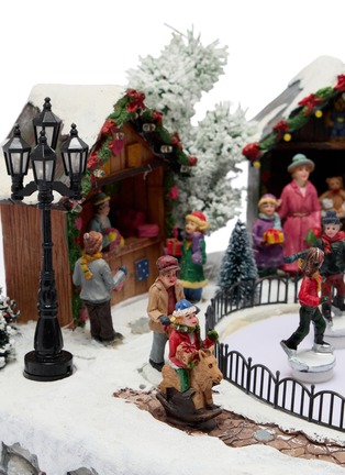 Detail View - Click To Enlarge - MUSICBOXWORLD - Ice Skating Landscape Animated Music Box