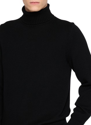  - J∞QUALITY - Turtleneck Knit Sweater