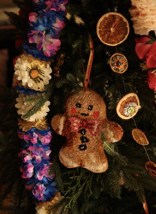  - DOING GOODS - Ginger Bread Wool Gift Hanger