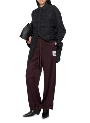 Figure View - Click To Enlarge - MIHARA YASUHIRO - Drawstring Waistband Label Detail Satin Pants