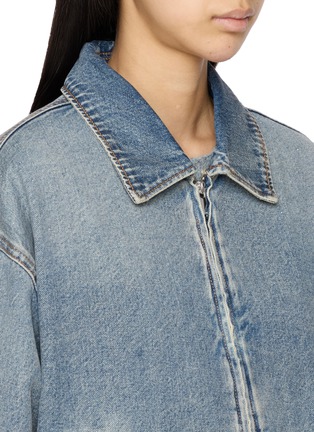 Detail View - Click To Enlarge - MO&CO. - Detachable Collar Zip Up Denim Jacket