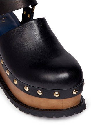 Detail View - Click To Enlarge - SACAI - Wooden wedge stud leather clogs