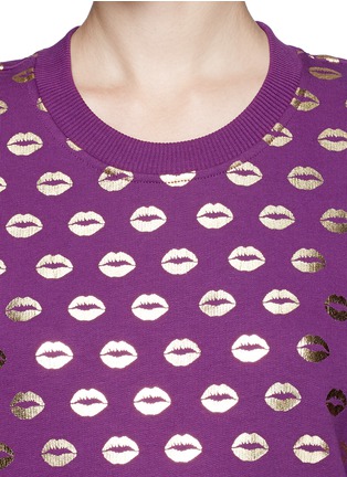 Detail View - Click To Enlarge - MARKUS LUPFER - Smacker lip foil print sweatshirt
