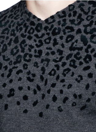 Detail View - Click To Enlarge - KOLOR - Leopard velvet flock print V-neck sweater