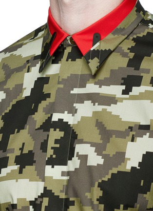 Detail View - Click To Enlarge - GIVENCHY - Contrast collar pixel camouflage print shirt