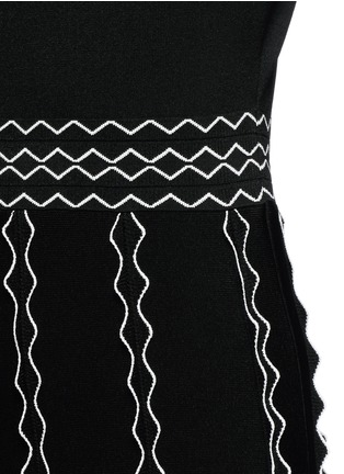 Detail View - Click To Enlarge - ALEXANDER MCQUEEN - Scalloped seam V-neck midi dress