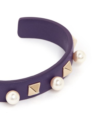 Detail View - Click To Enlarge - VALENTINO GARAVANI - 'Rockstud' faux pearl leather cuff