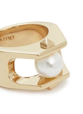 Detail View - Click To Enlarge - VALENTINO GARAVANI - 'Rockstud' caged pearl ring