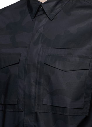 Detail View - Click To Enlarge - VALENTINO GARAVANI - 'Camu Noir' print army shirt