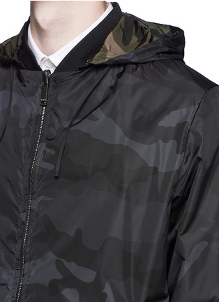 Detail View - Click To Enlarge - VALENTINO GARAVANI - Reversible camouflage print windbreaker jacket