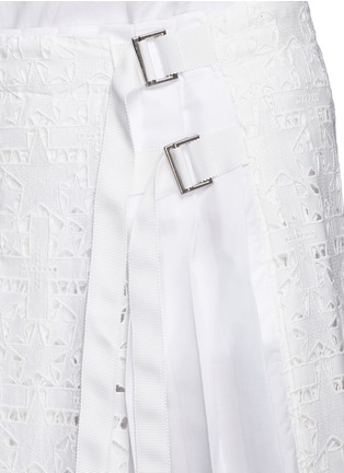 Detail View - Click To Enlarge - SACAI - Pleat underlay star lace side split skirt