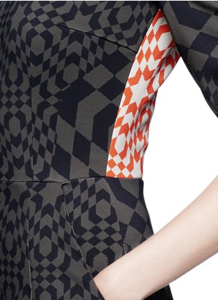 Detail View - Click To Enlarge - PREEN BY THORNTON BREGAZZI - 'Nelly' geometric print crepe sheath dress