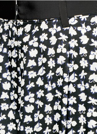 Detail View - Click To Enlarge - SACAI - Chiffon cuff floral print wide leg pants