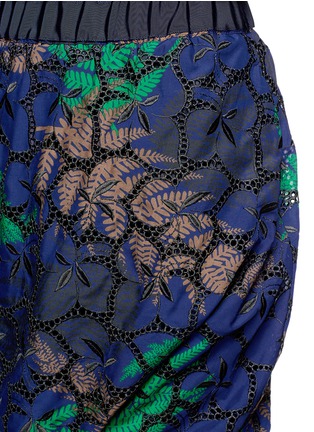Detail View - Click To Enlarge - SACAI - Floral print cutout guipure lace bubble shorts