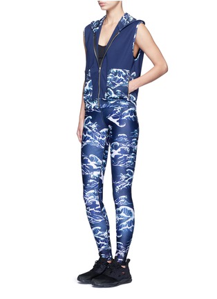 Figure View - Click To Enlarge - WE ARE HANDSOME - 'The Cascade' tidal wave print active leggings