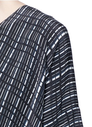 Detail View - Click To Enlarge - VINCE - Interlace print silk V-neck poncho dress