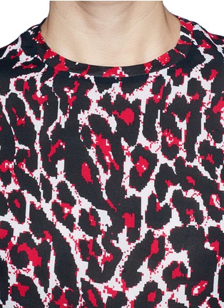 Detail View - Click To Enlarge - MC Q - Pixel leopard print silk front T-shirt