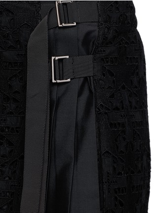 Detail View - Click To Enlarge - SACAI - Pleat underlay star lace side split skirt