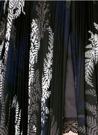 Detail View - Click To Enlarge - SACAI - Botanical print split pleat midi skirt